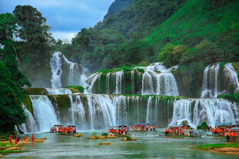 Admire the precious beauty of Ban Gioc Waterfall on a boat