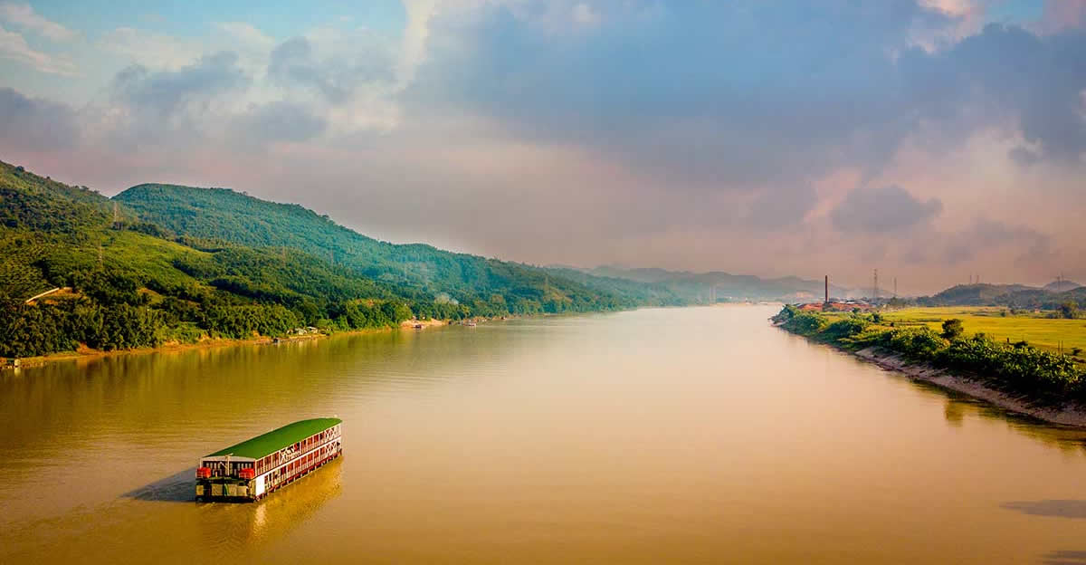 Following the Đà River